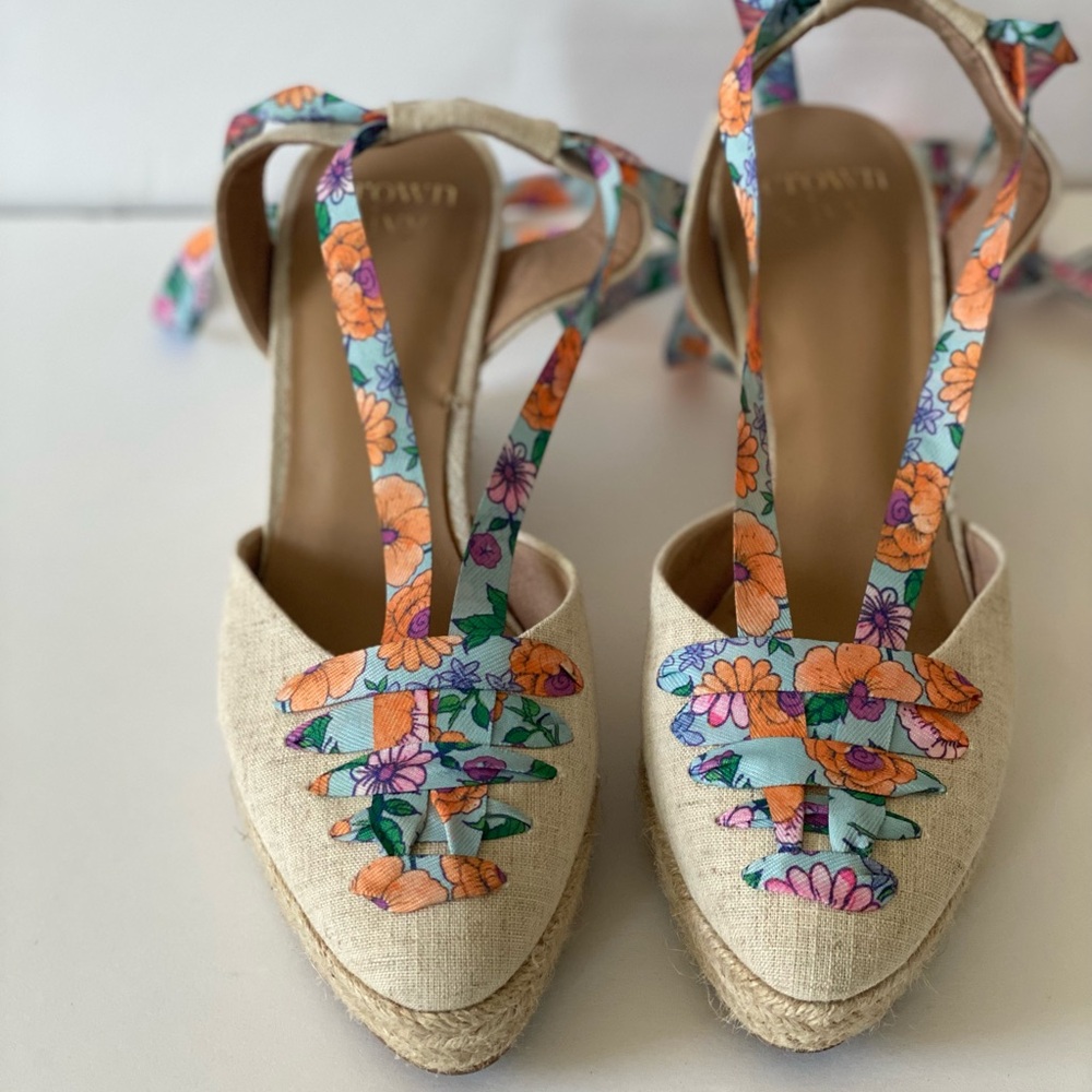 Crown & Ivy Natural Lawndale Wedge Heels